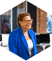 image - press - La Mayor Karen Bass in the Sola Tech Center image press La Mayor Karen Bass in the Sola Tech Center